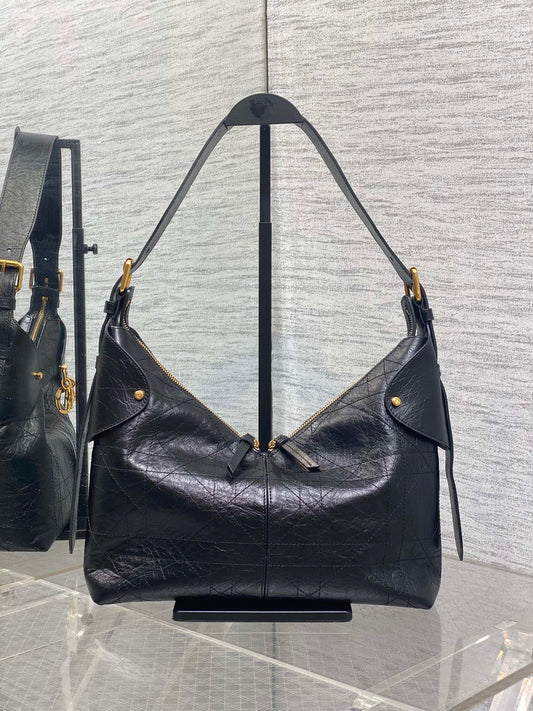 DIOR 25S СЕРЕДНЯ СУМКА VOYAGE 28 З ЧОРНОЇ ПЛОСКОЇ ШКІРИ MACROCANNAGE З ГЛЯНЦЕВОЇ ЗЕРНИСТОЇ ТЕЛЯЧОЇ ШКІРИ