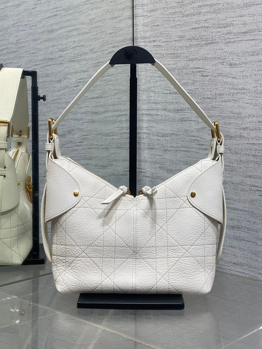 DIOR 25S МАЛА СУМКА VOYAGE 23 З ЗЕРНИСТОЇ ТЕЛЯЧОЇ ШКІРИ КРЕМОВОГО КОЛЬОРУ З ВІЗЕРУНКОМ MACROCANNAGE