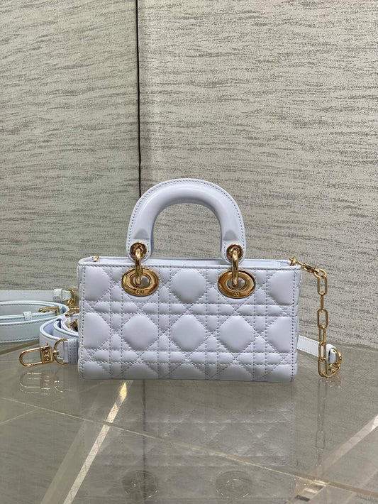 DIOR 25S МАЛЕНЬКА СУМКА LADY D‑JOY 19 ЗІ СВІТЛО-БЛАКИТНОЇ ШКІРИ ТЕЛЯТИ З ОРНАМЕНТОМ CANNAGE І ЗОЛОТИСТОЮ ФУРНІТУРОЮ