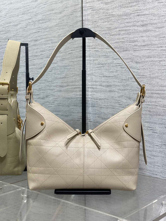 СУМКА DIOR 25S MEDIUM VOYAGE 28 ЗІ ШКІРИ ТЕЛЯТИ ЗЕРНИСТОЇ ТИСНЕНОЇ MACROCANNAGE ПУДРОВО-БЕЖЕВОГО КОЛЬОРУ