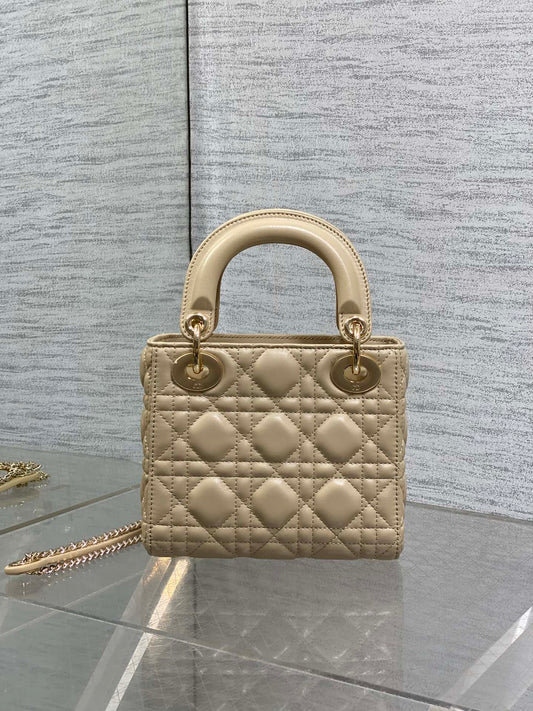DIOR 25S МІНІ СУМКА LADY DIOR 17 З ТЕЛЯЧОЇ ШКІРИ КОЛЬОРУ БІСКВІТ З КРИШТАЛЕВИМИ ПРИКРАСАМИ-ШАРМАМИ