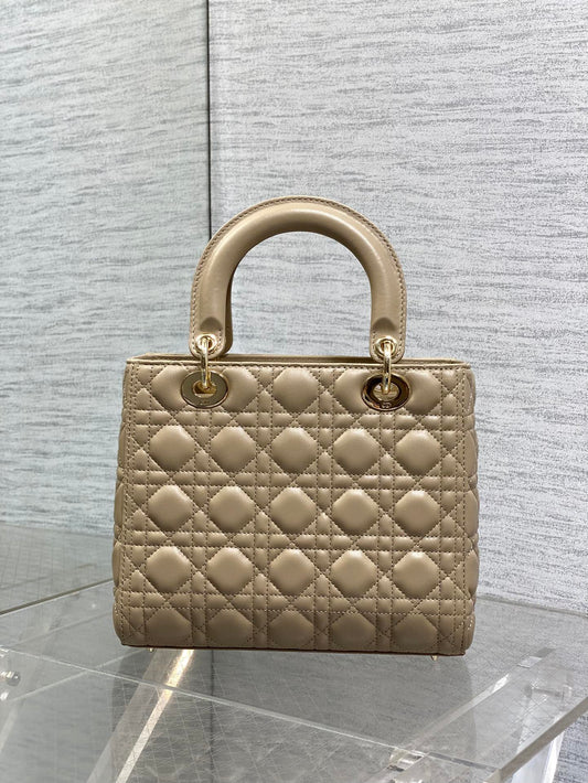 СУМКА DIOR LADY BAG СЕРЕДНЬОГО РОЗМІРУ, 25 СМ, КОЛІР ПУДРОВИЙ БЕЖ, ТЕЛЯЧА ШКІРА, ЗОЛОТА ФУРНІТУРА
