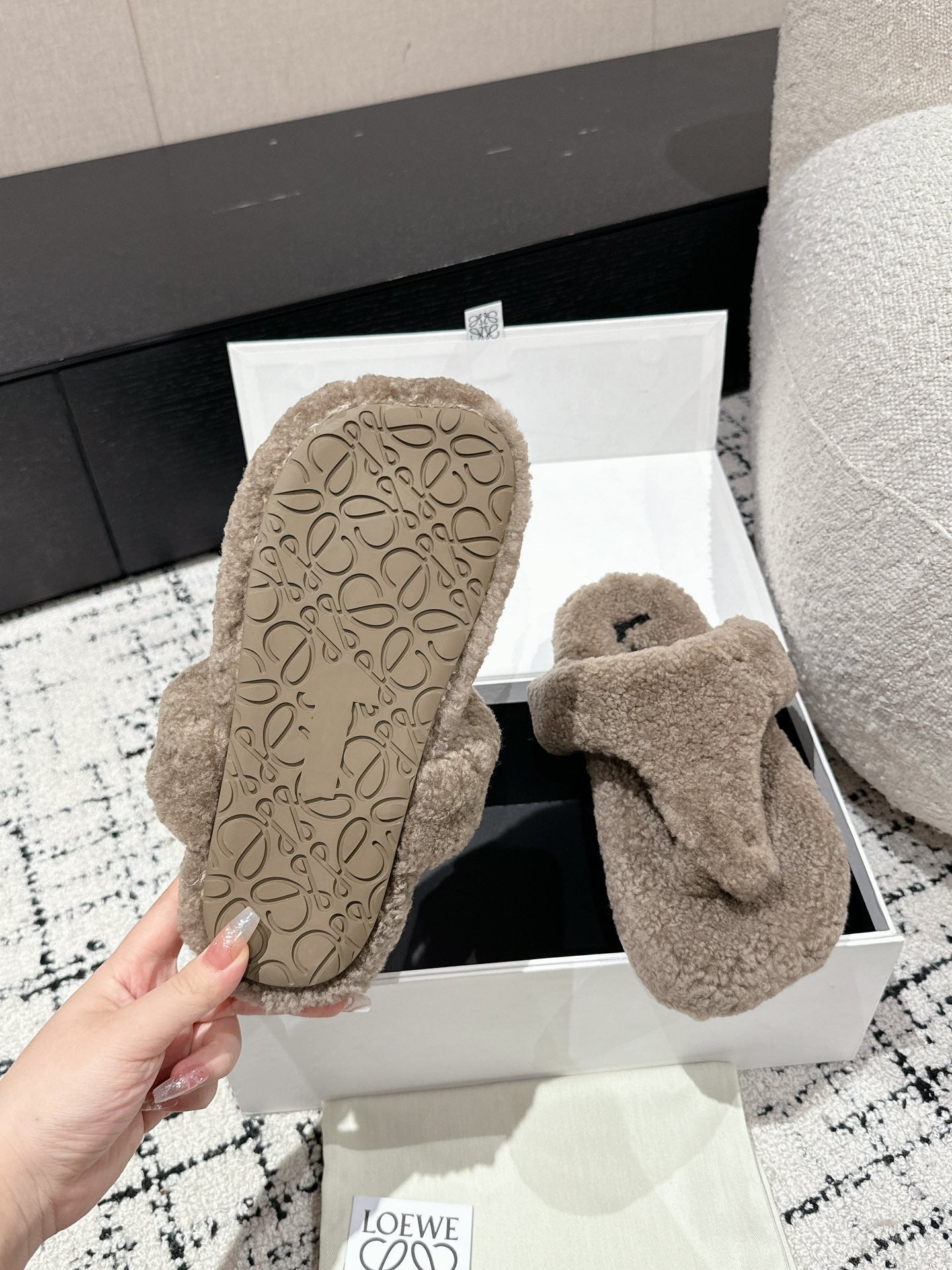 LW SHEARLING THONG SLIPPER IN LIGHT BROWN - 35