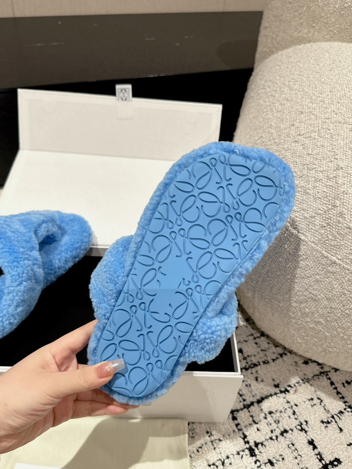 LW SHEARLING THONG SLIPPER IN LAPIS - 35