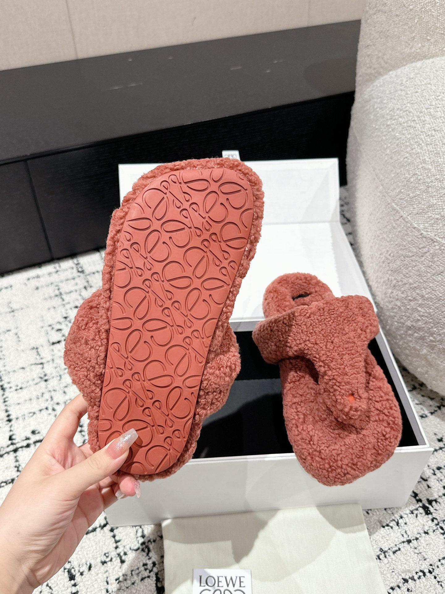 LW SHEARLING THONG SLIPPER IN BRICK - 35