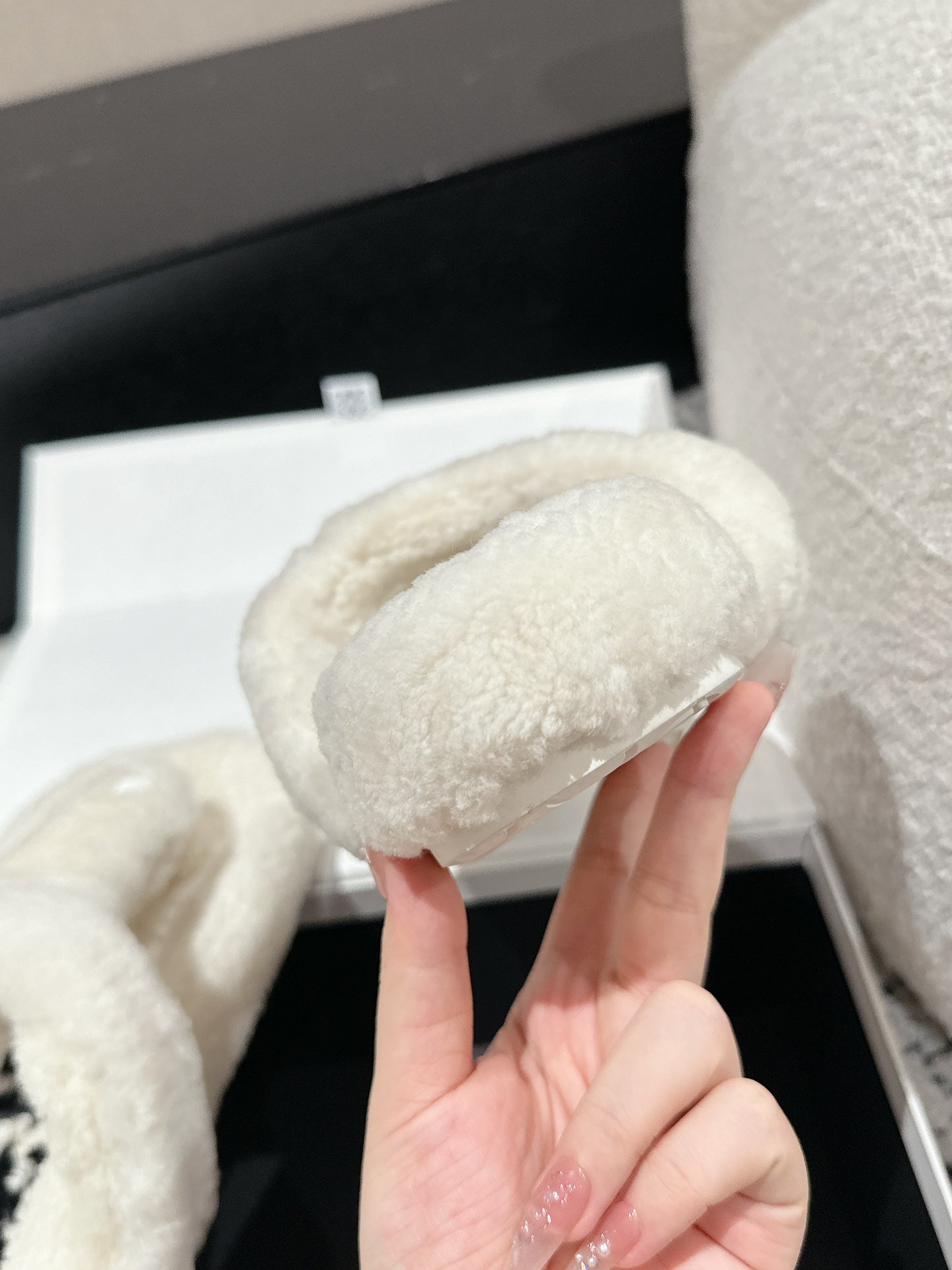 LW SHEARLING THONG SLIPPER IN WHITE - 35