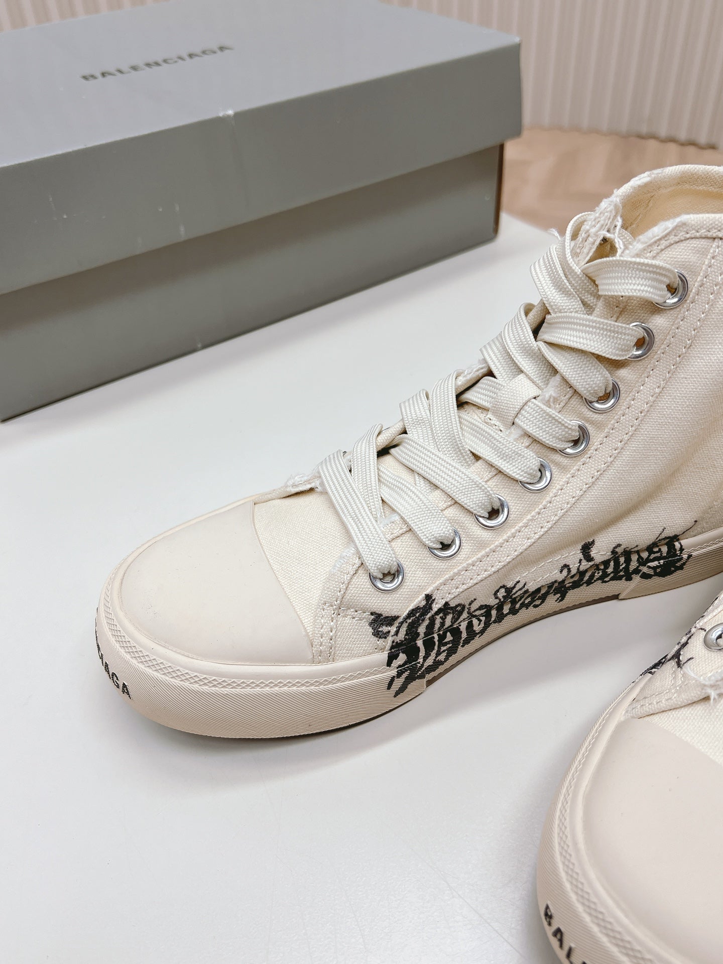 HIGH-TOP SNEAKERS GRAFFITI IN WHITE CANVAS - 35