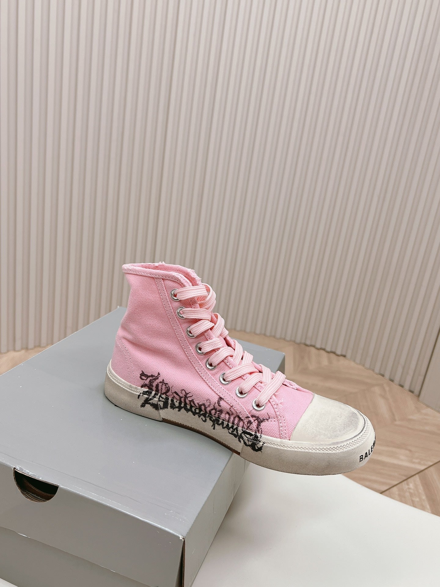 HIGH-TOP SNEAKERS GRAFFITI IN PINK CANVAS - 35