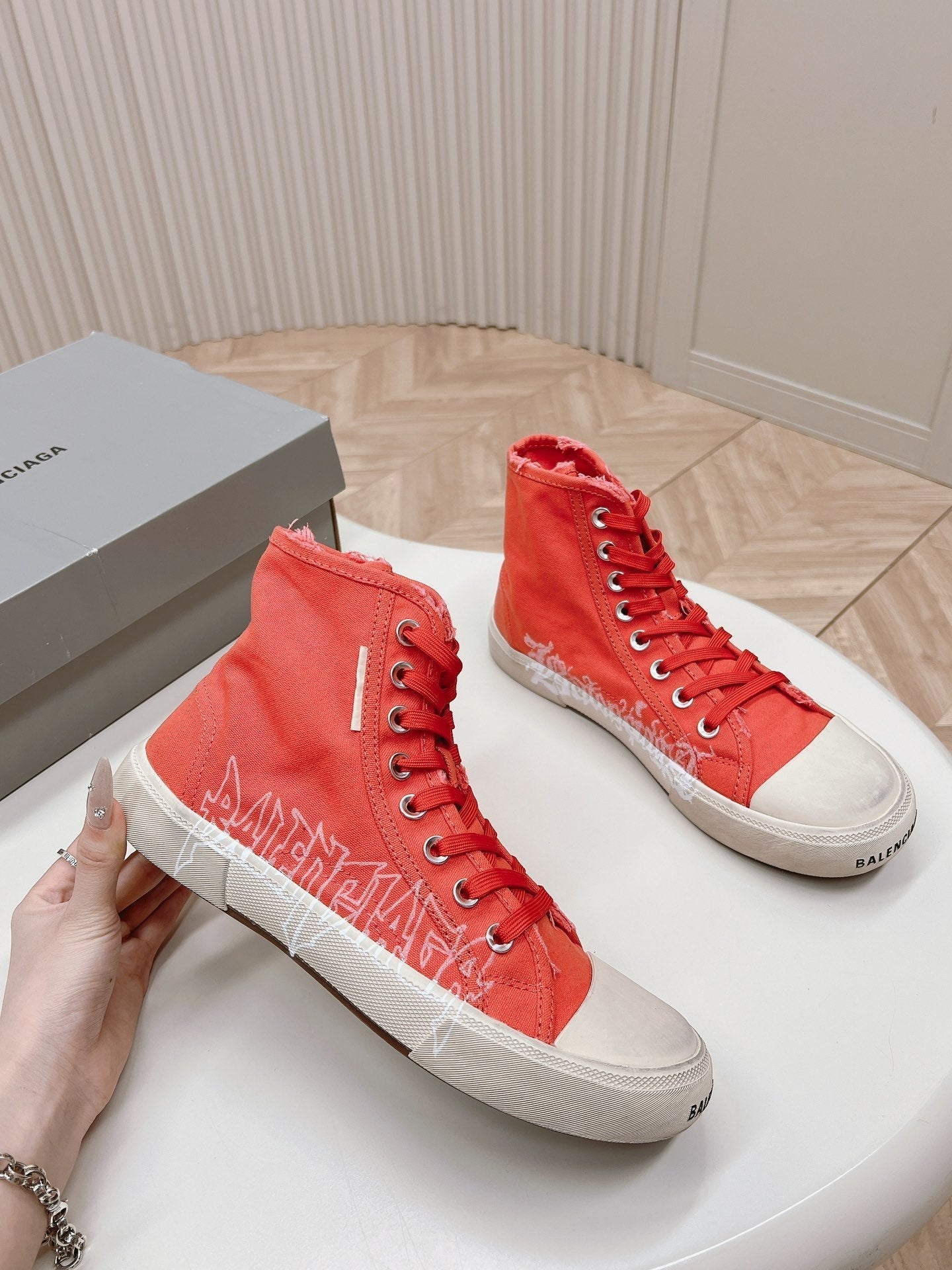HIGH-TOP SNEAKERS GRAFFITI IN RED CANVAS - 35