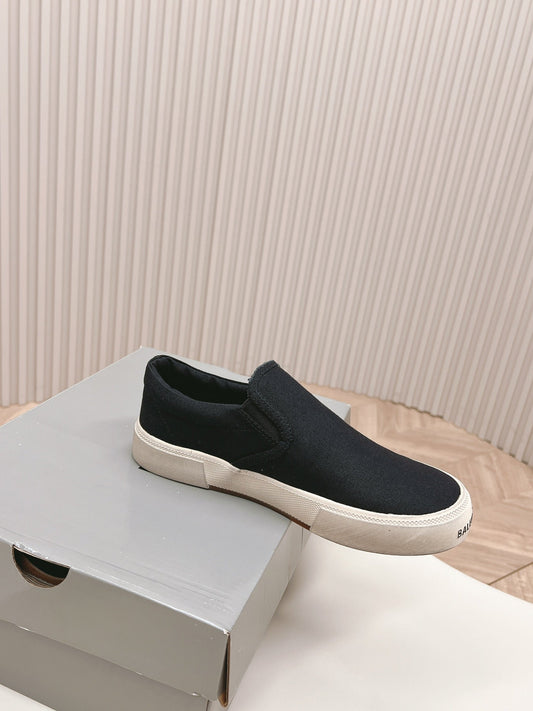 SLIP-ON SNEAKERS GRAFFITI IN BLACK CANVAS - 35