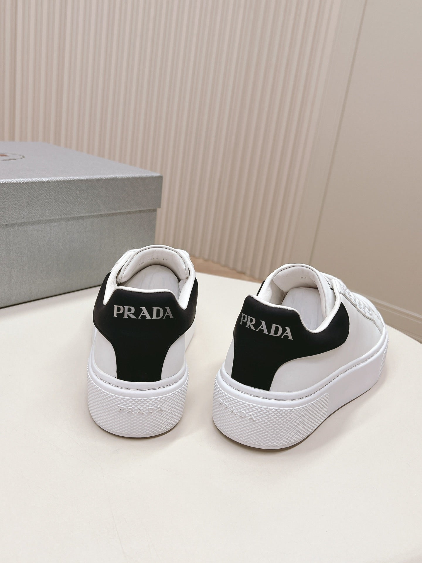 PRA RETRO SNEAKERS WHITE AND BLACK CALFSKIN - 35