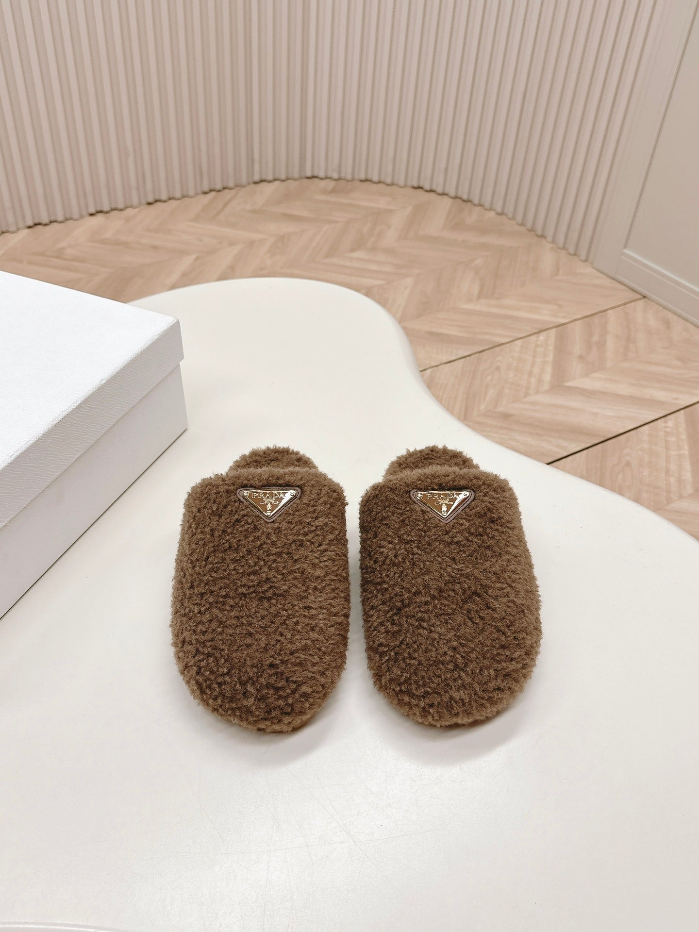 MULES ATTACHED TRIANGLE LOGO IN WOOD BROWN SHEARLING - 35