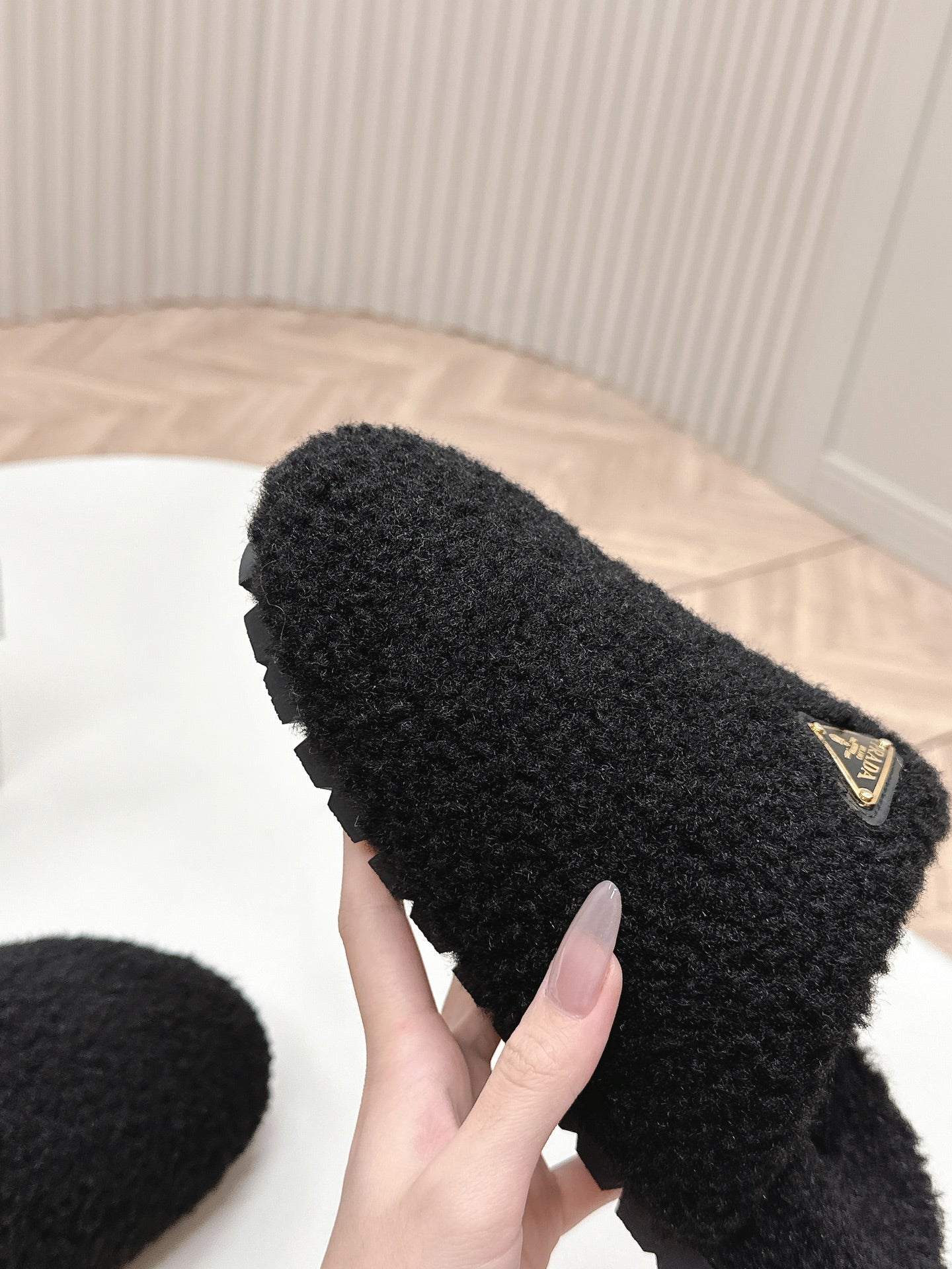 MULES ATTACHED TRIANGLE LOGO IN BLACK SHEARLING - 35