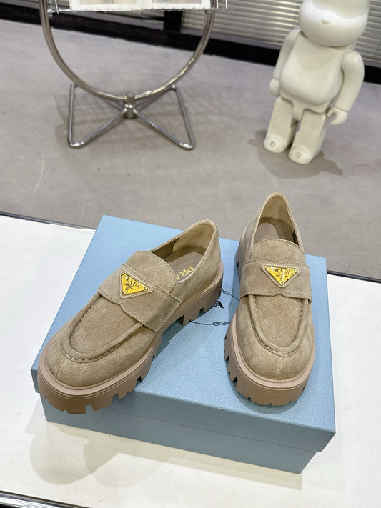 ЛОФЕРИ PRADA 25S НА ТОВСТІЙ ПІДОШВІ 60 ММ З БЕЖЕВОЇ ЗАМШІ ІЗ ЗОЛОТИСТОЮ ФУРНІТУРОЮ - 35