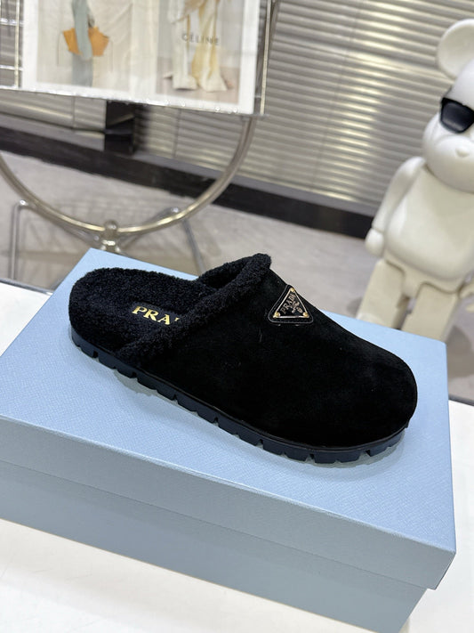 PRADA 25S МЮЛІ-САБО З ХУТРЯНОЮ ПІДКЛАДКОЮ З ЧОРНОЇ ЗАМШІ - 35