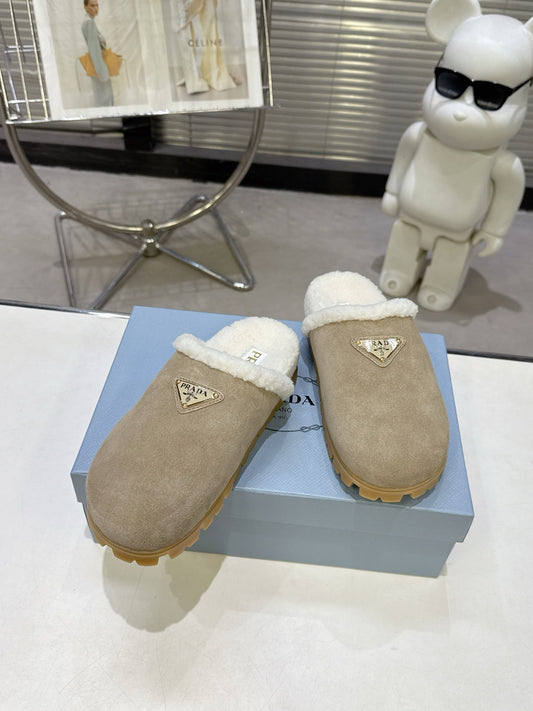 PRADA 25S МЮЛІ-САБО З ХУТРЯНОЮ ПІДКЛАДКОЮ З БЕЖЕВОЇ ЗАМШІ - 35