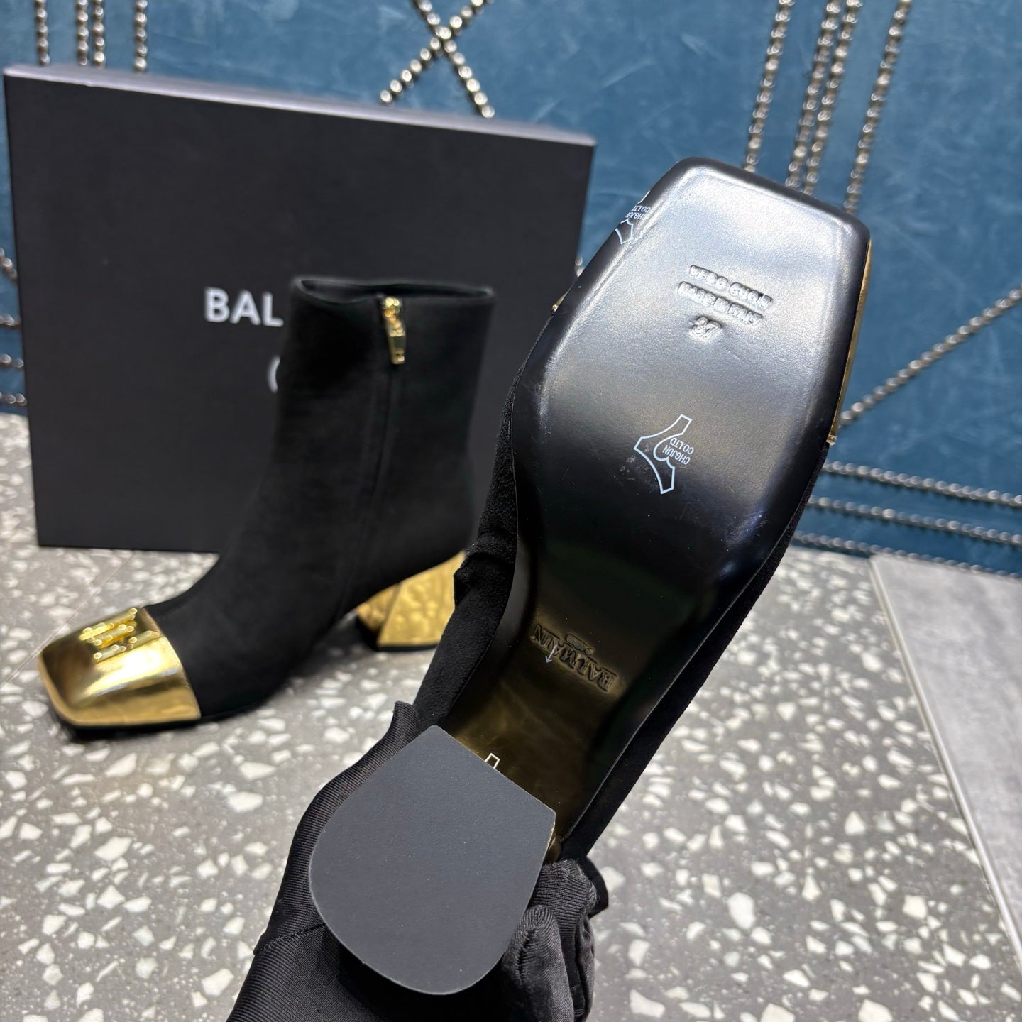 ЧОБОТИ BALMAIN 26S 65 ММ З ЧОРНОЇ ЗАМШІ ТА ЗОЛОТОЇ ТЕЛЯЧОЇ ШКІРИ