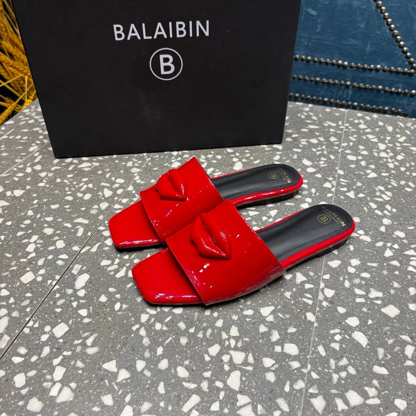 Шльопанці BALMAIN 26S З ЧЕРВОНОЇ ГЛЯНЦЕВОЇ ШКІРИ ТЕЛЯТИ