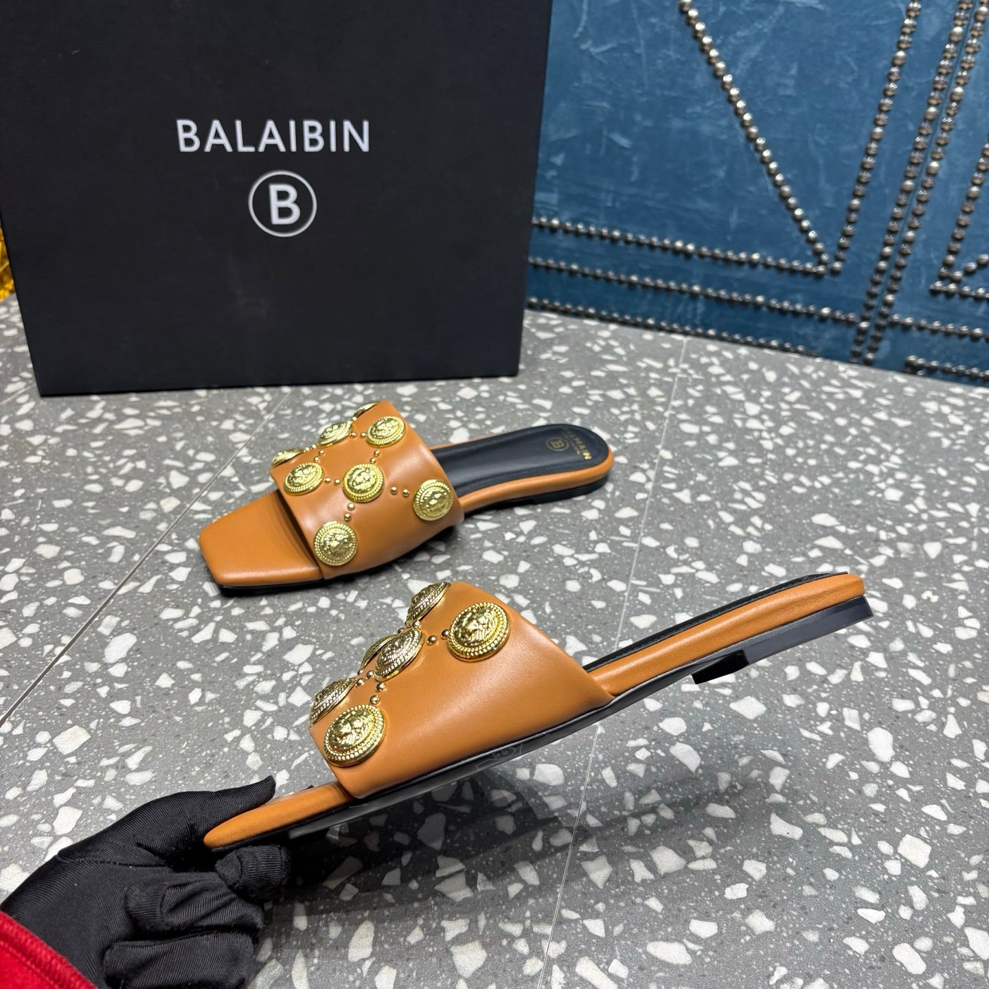 Шльопки BALMAIN 26S з коричневої телячої шкіри із золотою фурнітурою