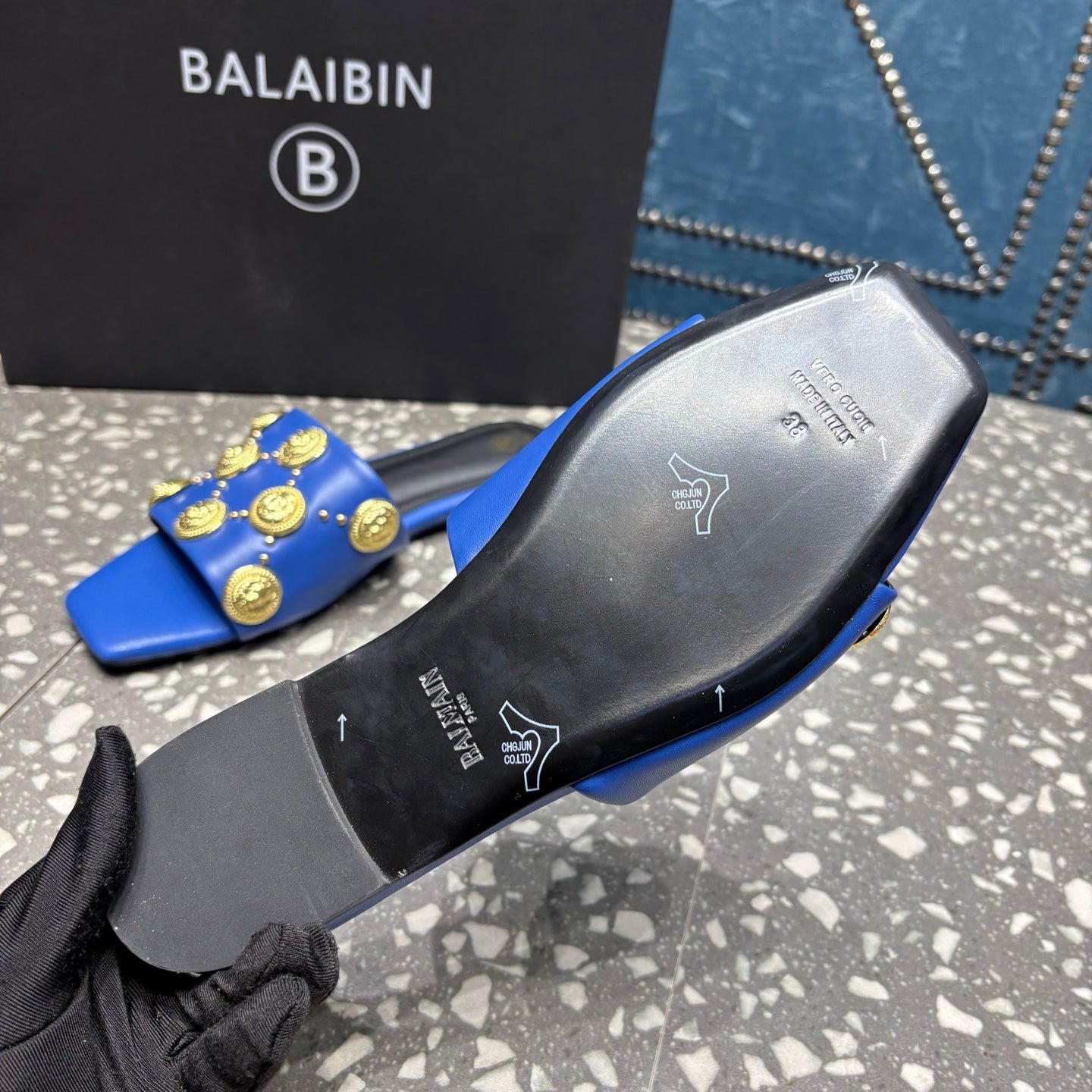 Шльопанці BALMAIN 26S З ТЕМНО-СИНЬОЇ ТЕЛЯЧОЇ ШКІРИ ІЗ ЗОЛОТОЮ ФУРНІТУРОЮ