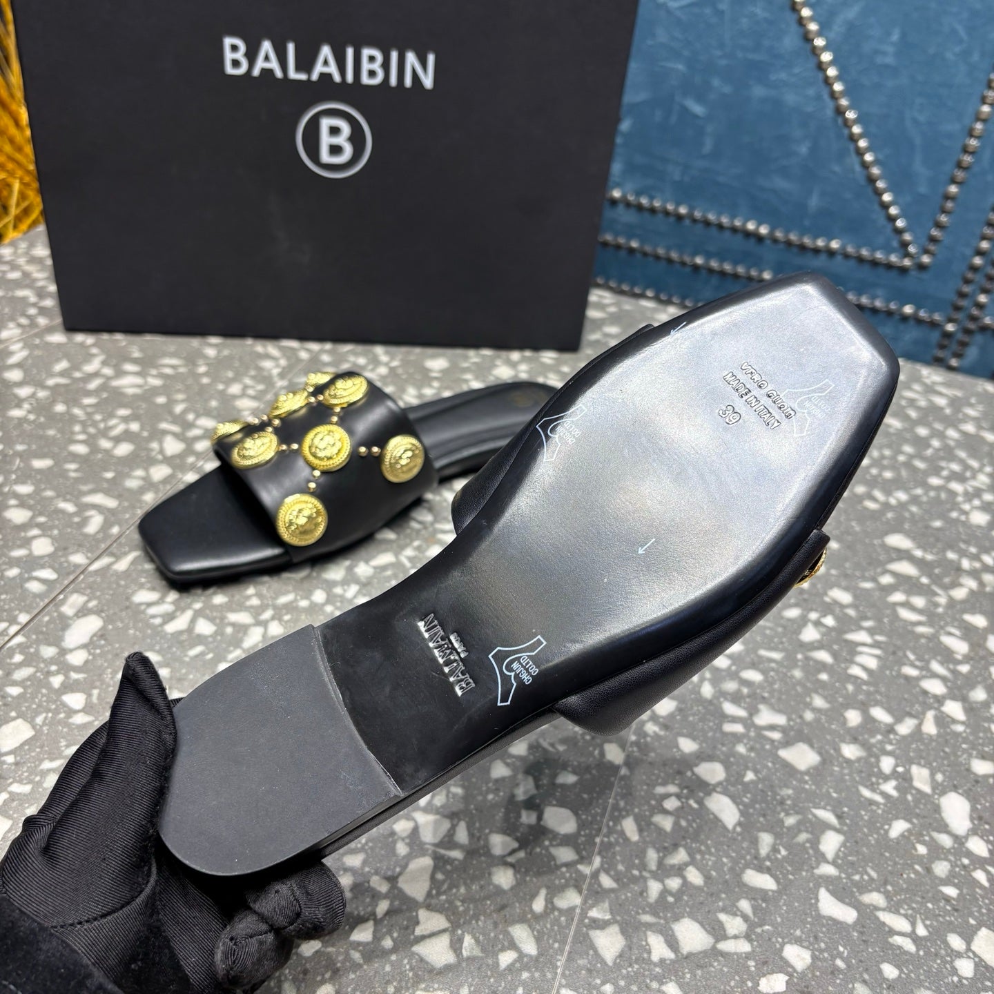 Шльопки BALMAIN 26S з чорної телячої шкіри із золотою фурнітурою