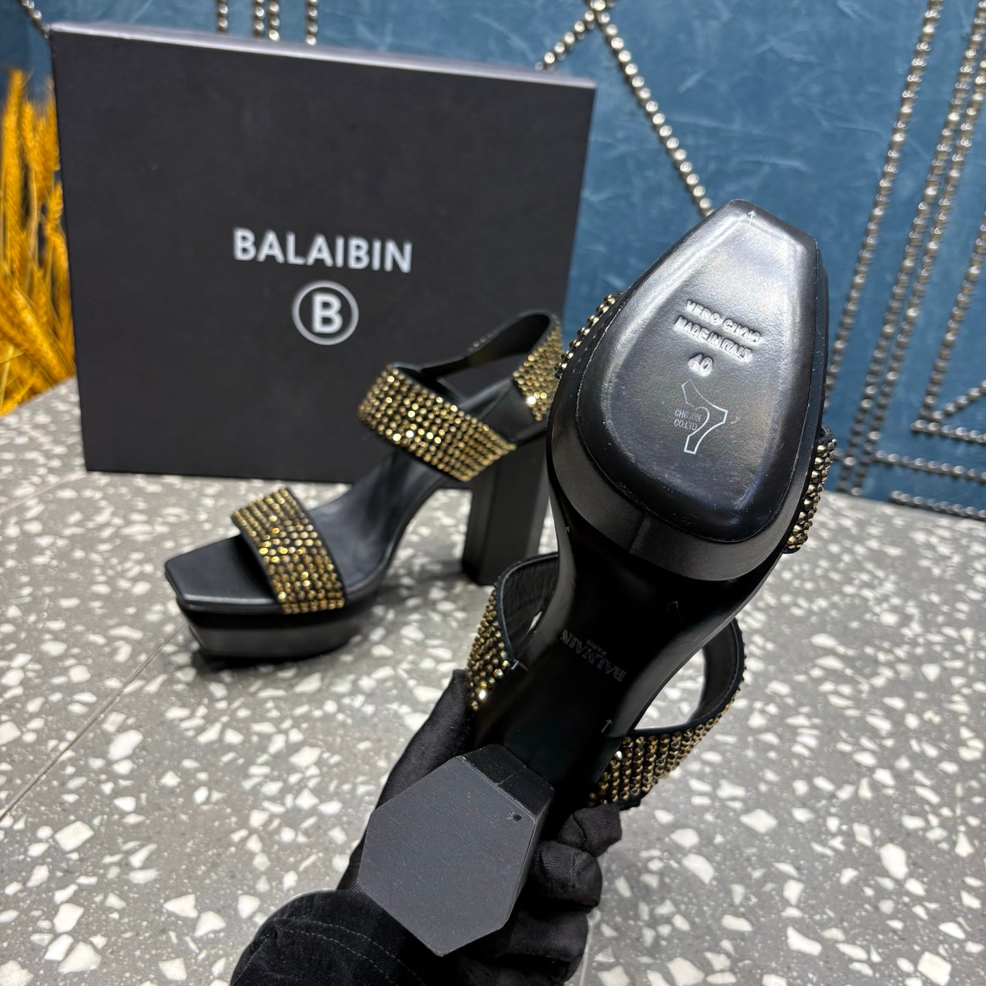 БОСОНІЖКИ BALMAIN 26S НА ВИСОКИХ ПІДБОРАХ 105 ММ З ЧОРНОЇ ТЕЛЯЧОЇ ШКІРИ З ОЗДОБЛЕННЯМ ЗОЛОТИМ КАМІННЯМ