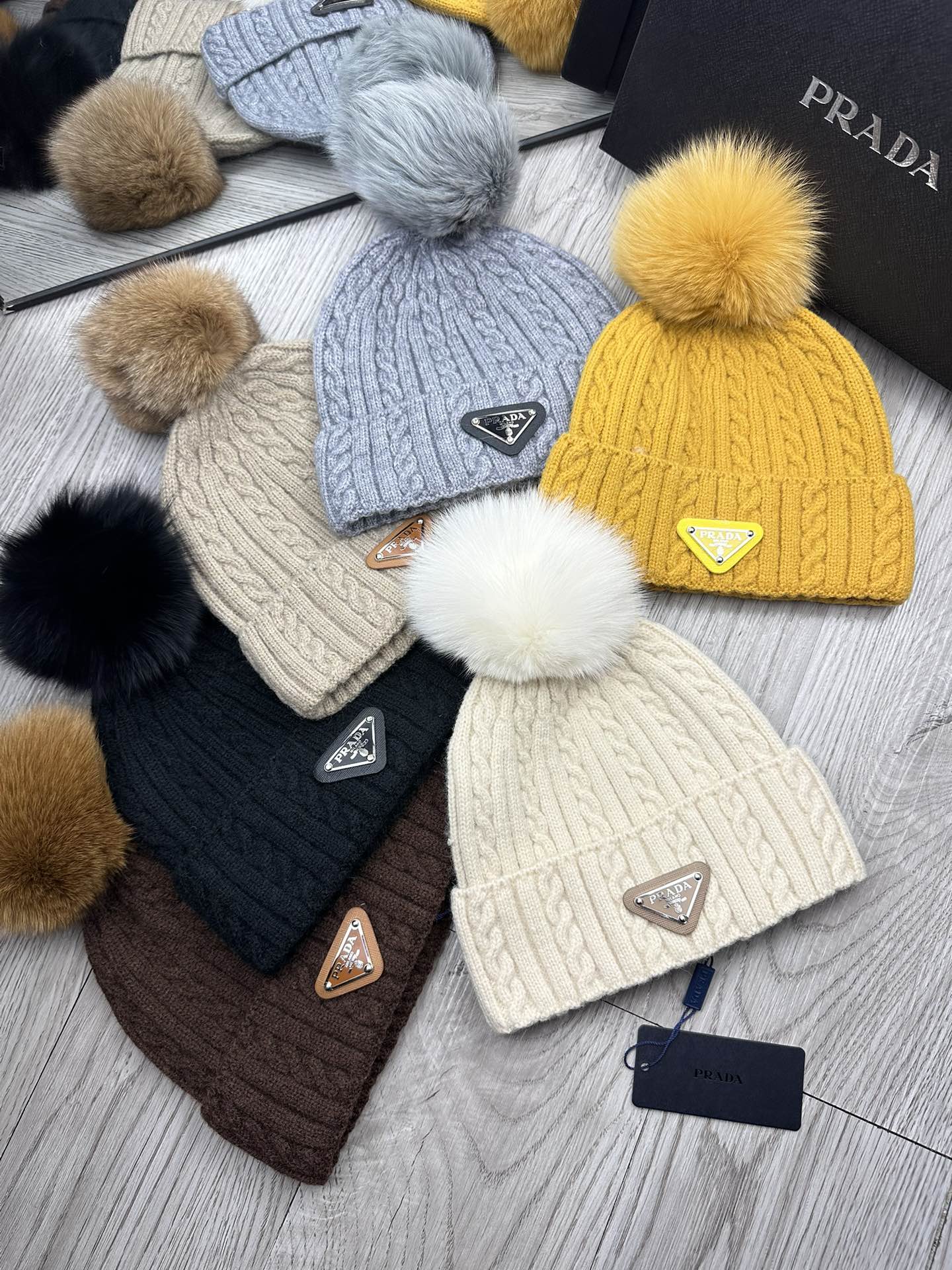 BEANIE HAT IN DOVE GRAY WOOL 352363