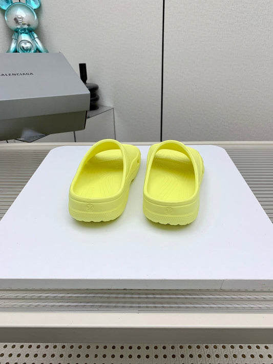 POOL CROCS IN MANZ YELLOW RUBBER - 36