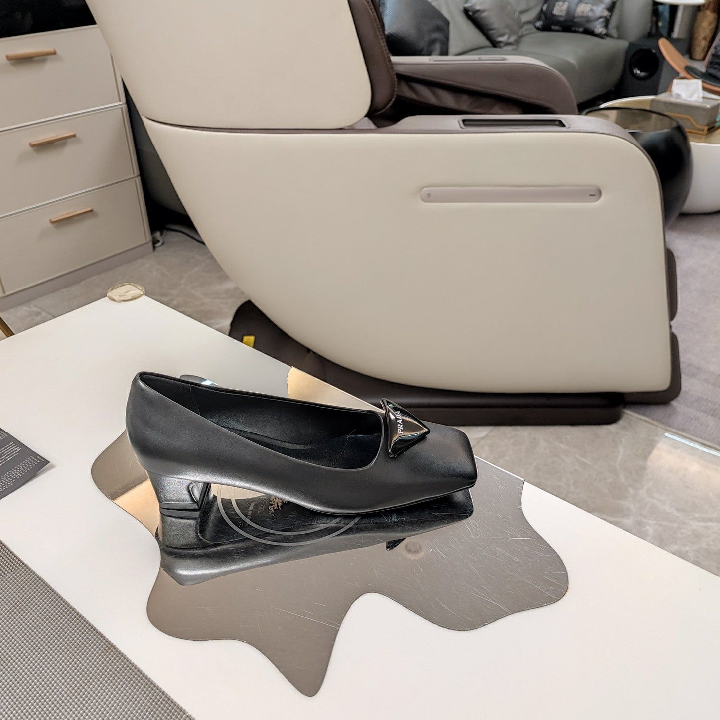 TRIANGLE LOGO PUMPS IN BLACK CALFSKIN - 35