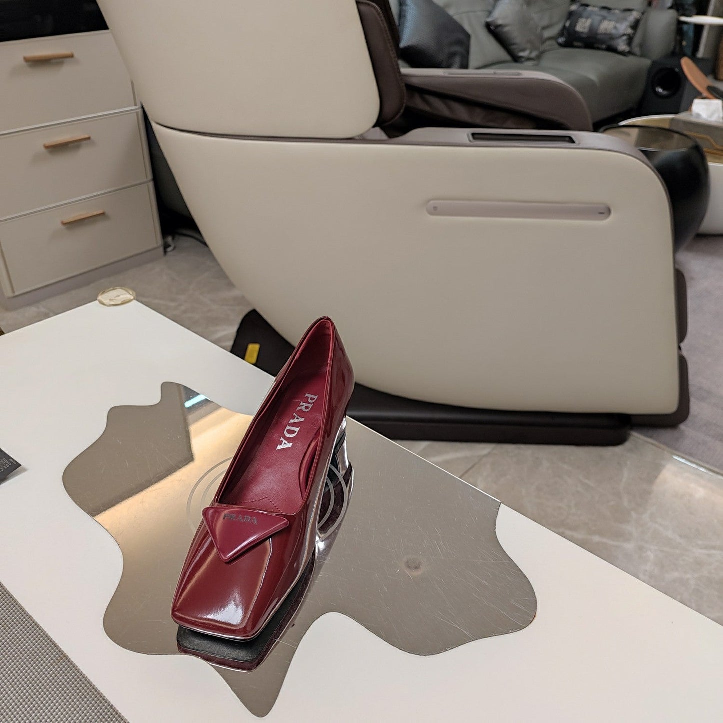 TRIANGLE LOGO PUMPS IN CURRANT RED GLOSSY CALFSKIN - 35