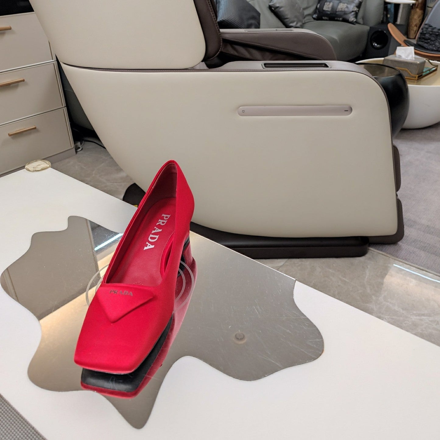 TRIANGLE LOGO PUMPS IN RED SATIN - 35