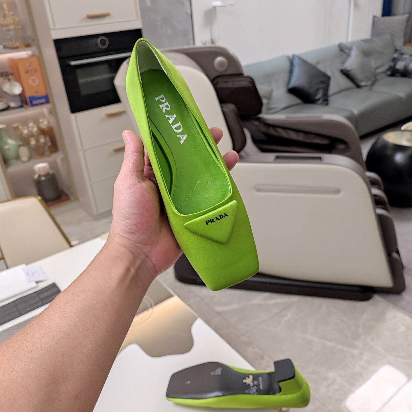 TRIANGLE LOGO PUMPS IN APPLE GREEN SATIN - 35
