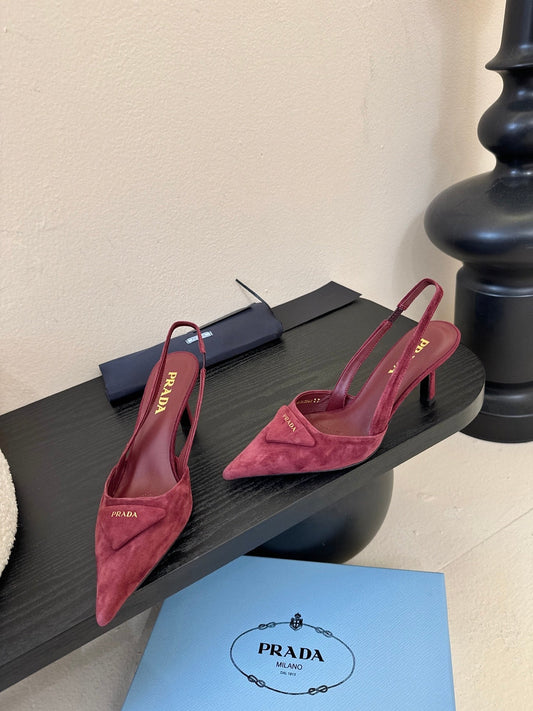 ТУФЛІ-СЛІНГБЕКИ PRADA 26S ІЗ ЗАГОСТРЕНИМ НОСКОМ, КАБЛУКОМ 60 ММ, З ТЕМНО-ЧЕРВОНОЇ ЗАМШІ З ЛОГОТИПОМ