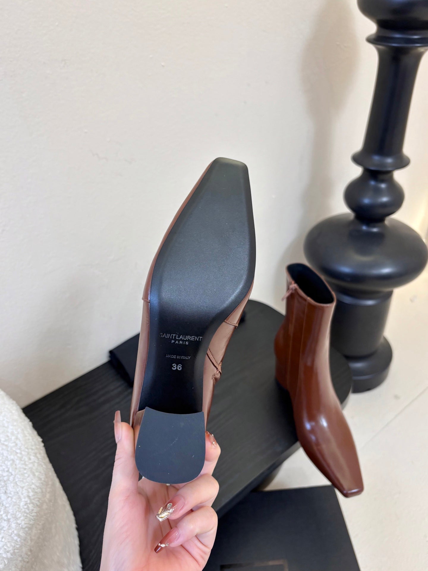 YSL 26S ЧЕРЕВИКИ НА ПІДБОРАХ З КОРИЧНЕВОЇ БЛИСКУЧОЇ ТЕЛЯЧОЇ ШКІРИ