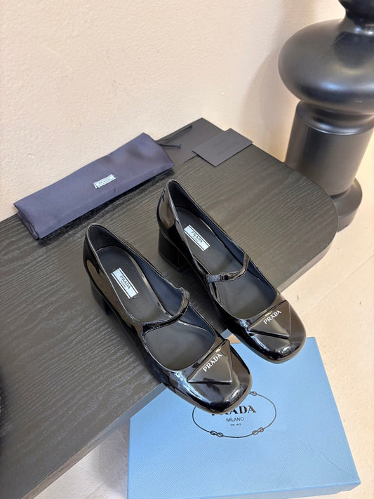 PRADA 26S МЕРІ ДЖЕЙН НА БЛОЧНОМУ КАБЛУКУ З ЧОРНОЇ ЛАКОВАНОЇ ТЕЛЯЧОЇ ШКІРИ