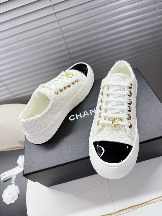 КРОСІВКИ CHANEL 25S БІЛІ 35ММ З БЛИСКУЧОГО ТВІДУ ТА ЛАКОВАНОЇ ШКІРИ ТЕЛЯТИ - 35