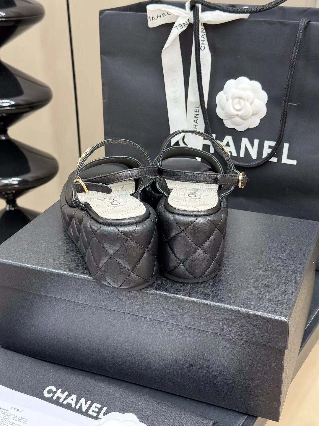 CC HIGH WEDGE SANDALS IN BLACK LAMBSKIN - 35