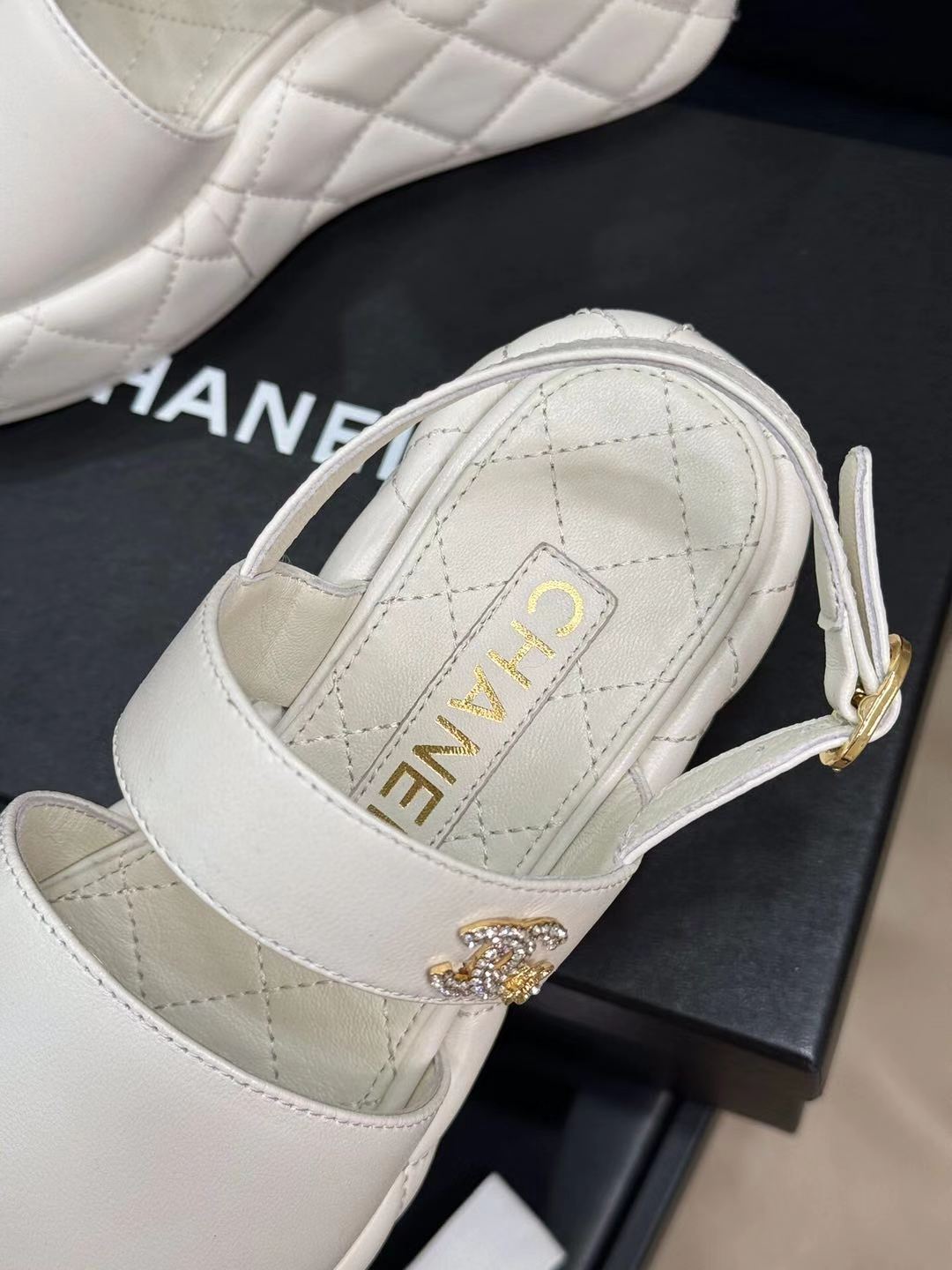 CC HIGH WEDGE SANDALS IN WHITE LAMBSKIN - 35
