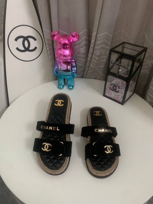 БОСОНІЖКИ CHANEL 26S НА ПЛАТФОРМІ З ЧОРНОГО ОКСАМИТУ ТА ТЕЛЯЧОЇ ШКІРИ З МОТУЗКОВОЮ ПІДОШВОЮ ТА ЗОЛОТИСТОЮ ФУРНІТУРОЮ