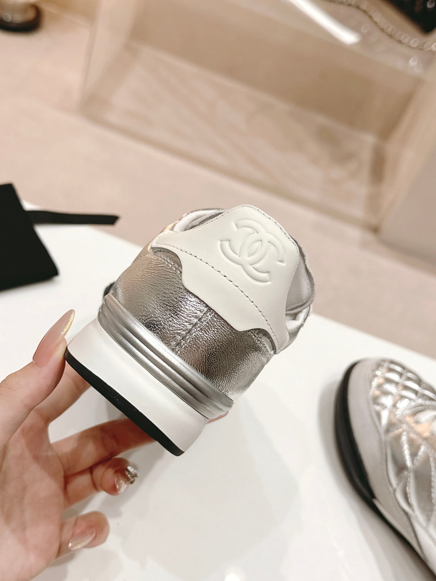 SNEAKERS IN GLOSSY SILVER LAMBSKIN - 35