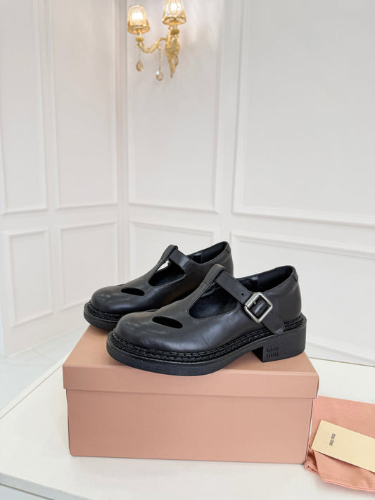 MIUMIU 26S SANDAL 35MM IN BLACK CALFSKIN WITH STYLIZED T-STRING