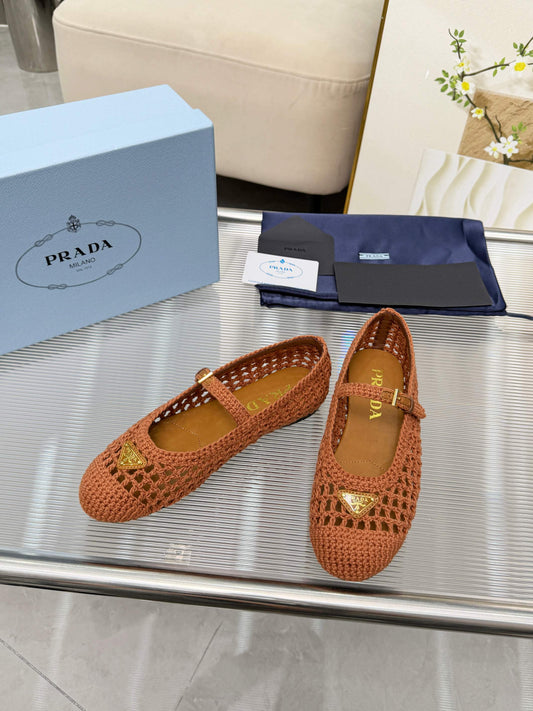 Балетки PRADA 26S MARY JANE з карамельно-коричневої плетеної рафії з логотипом-трикутником
