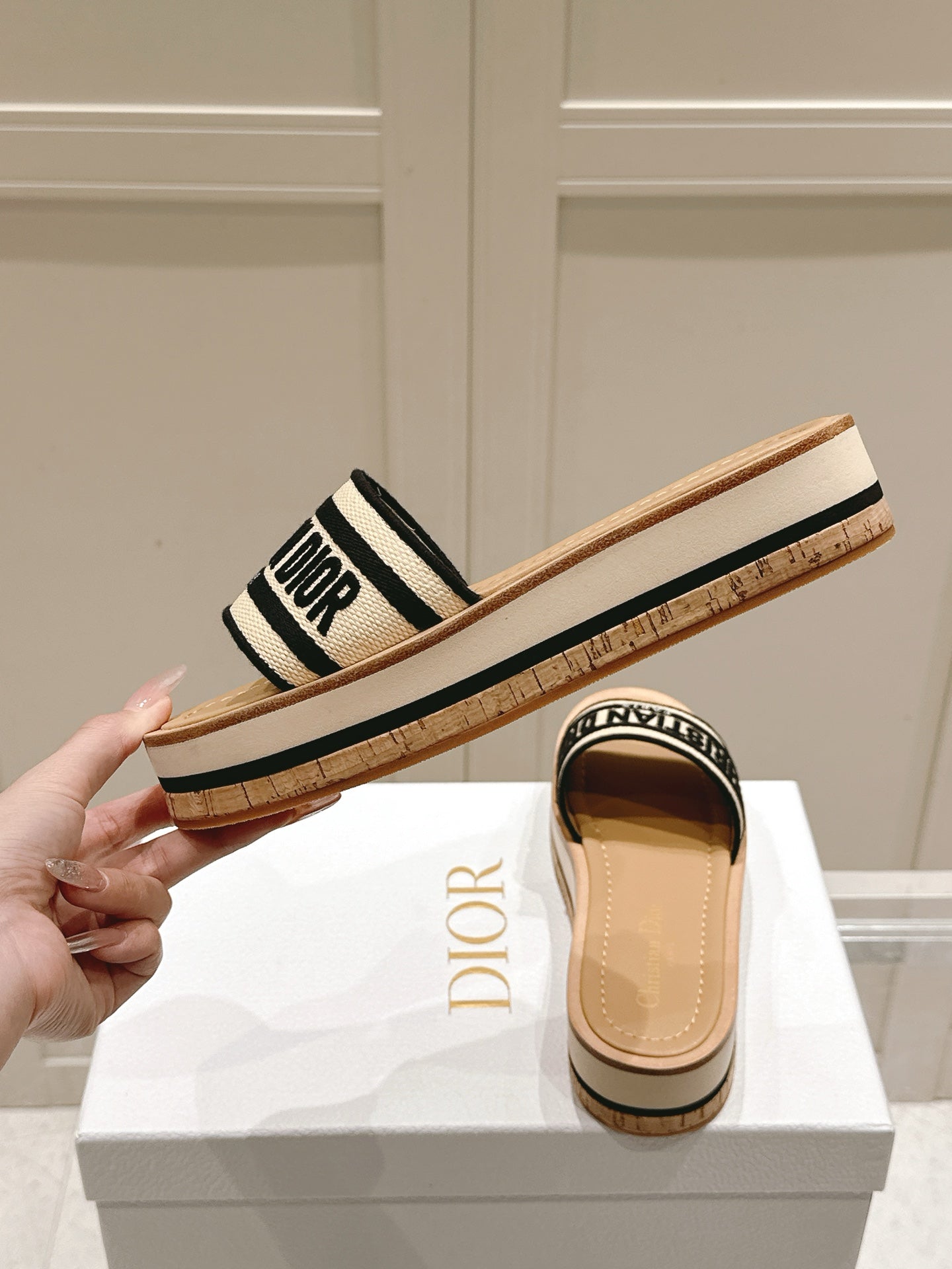 DWAY WEDGE SLIDES 45MM IN BEIGE AND BLACK FABRIC RAFFIA SOLE - 35