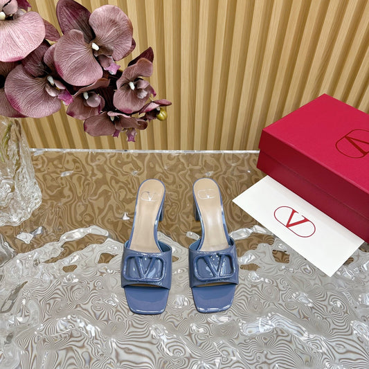 БОСОНІЖКИ VLOGO SIGNATURE HIGH SHINE З ВІДКРИТИМ НОСКОМ 60 ММ З ТЕЛЯЧОЇ ШКІРИ КОЛЬОРУ «СИЗИЙ ГОЛУБ» – 35