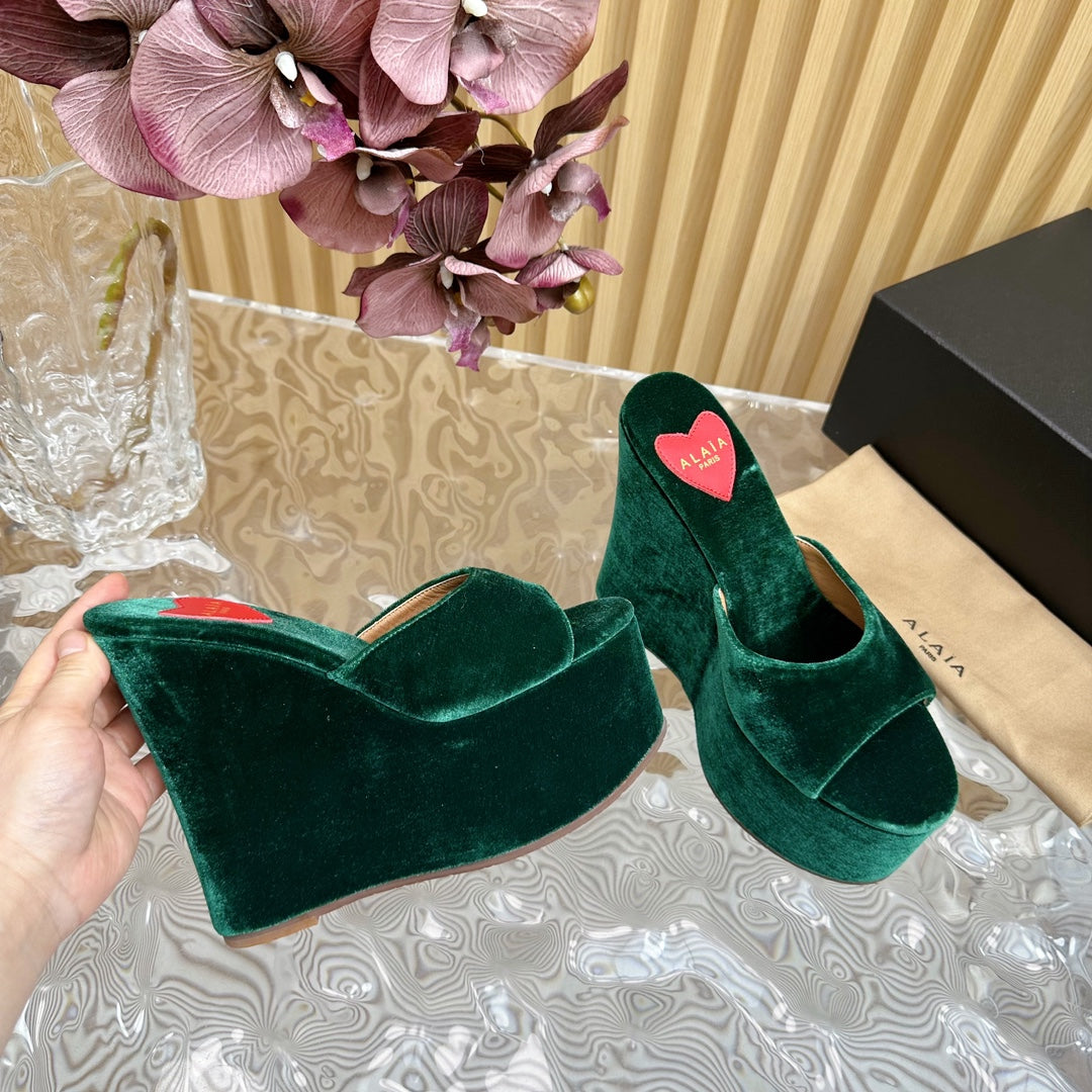 ALAIA PLATFORM WEDGE IN GREEN FOREST VELVET WITH HEART EMBROIDERED - 35