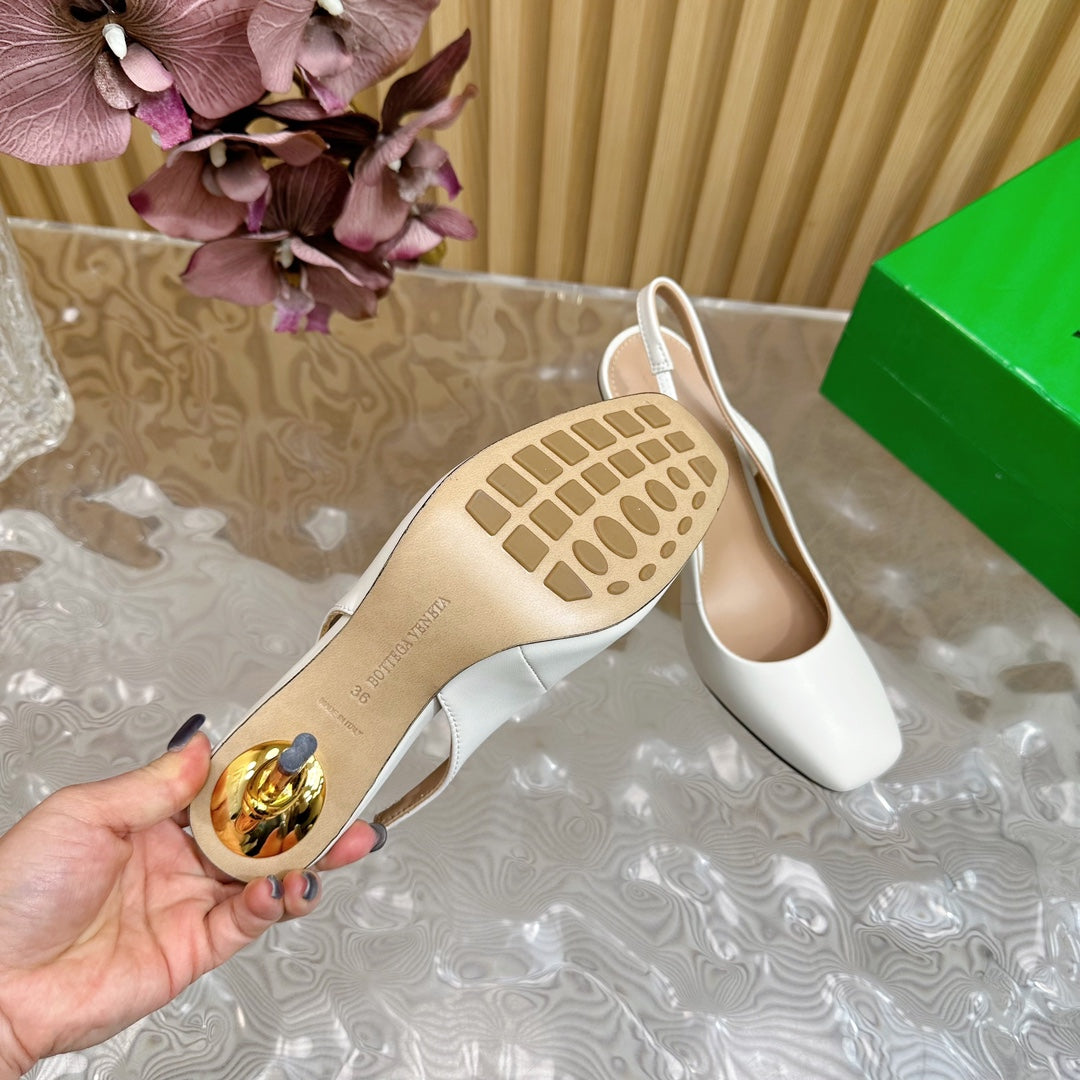 KNOT PUMP 9 CM IN WHITE CALFSKIN WITH GOLD FINISHED METAL HEEL - 35