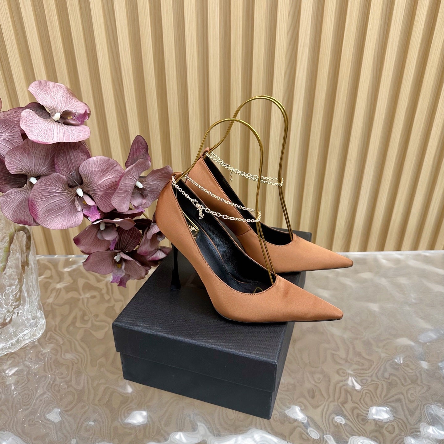 RÉGINE PUMPS IN RUSTIC ORANGE SATIN GOLD CHAIN - 35