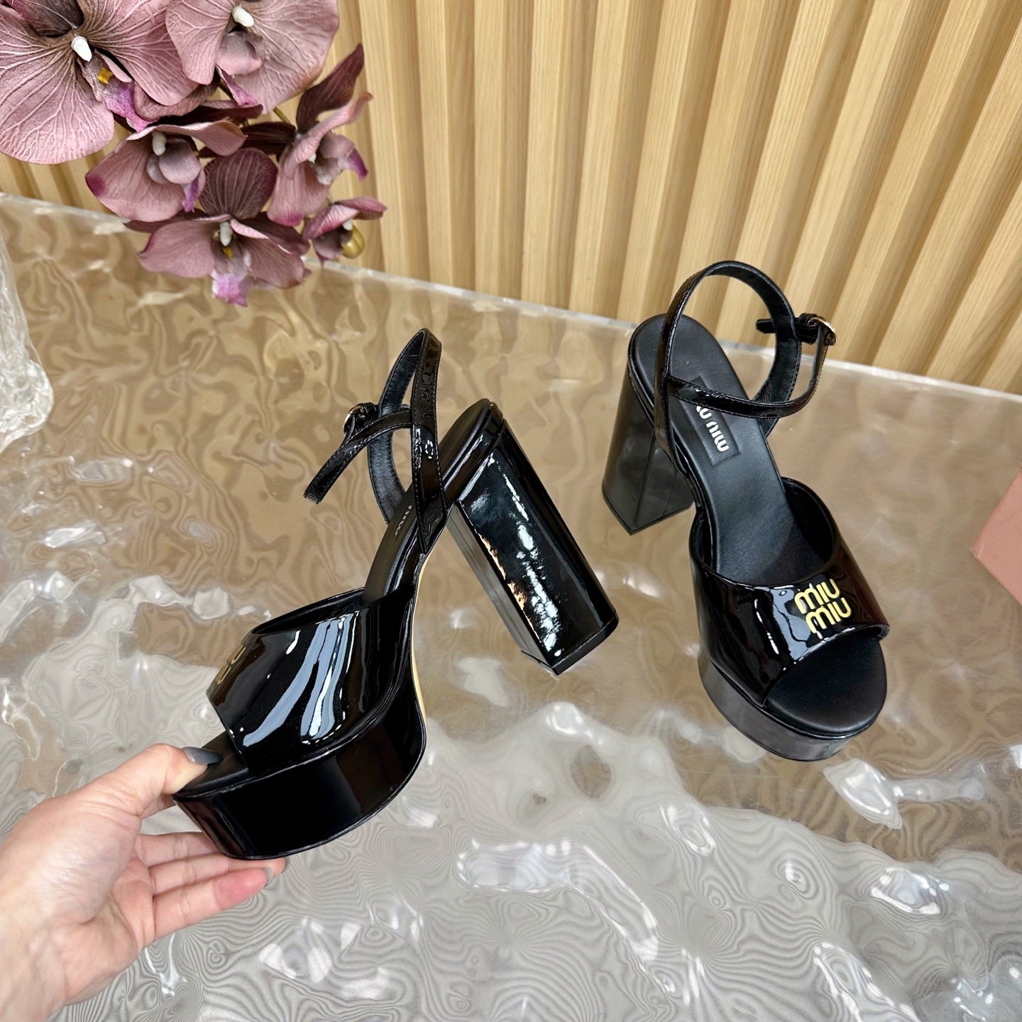 PLATFORM HEELS IN BLACK PATENT CALFSKIN GOLD LOGO IN STRAP - 35