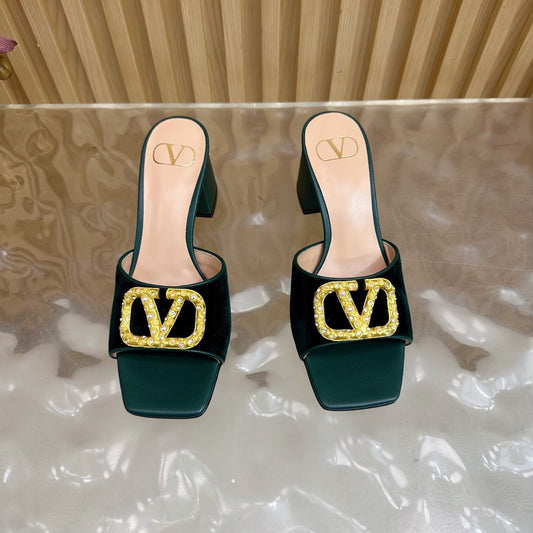VALENTINO МЮЛІ НА ВИСОКИХ ПІДБОРАХ 25S 60 ММ З ТЕМНО-ЗЕЛЕНОГО ОКСАМИТУ ТА ТЕЛЯЧОЇ ШКІРИ ІЗ ЗОЛОТОЮ ФУРНІТУРОЮ – 35