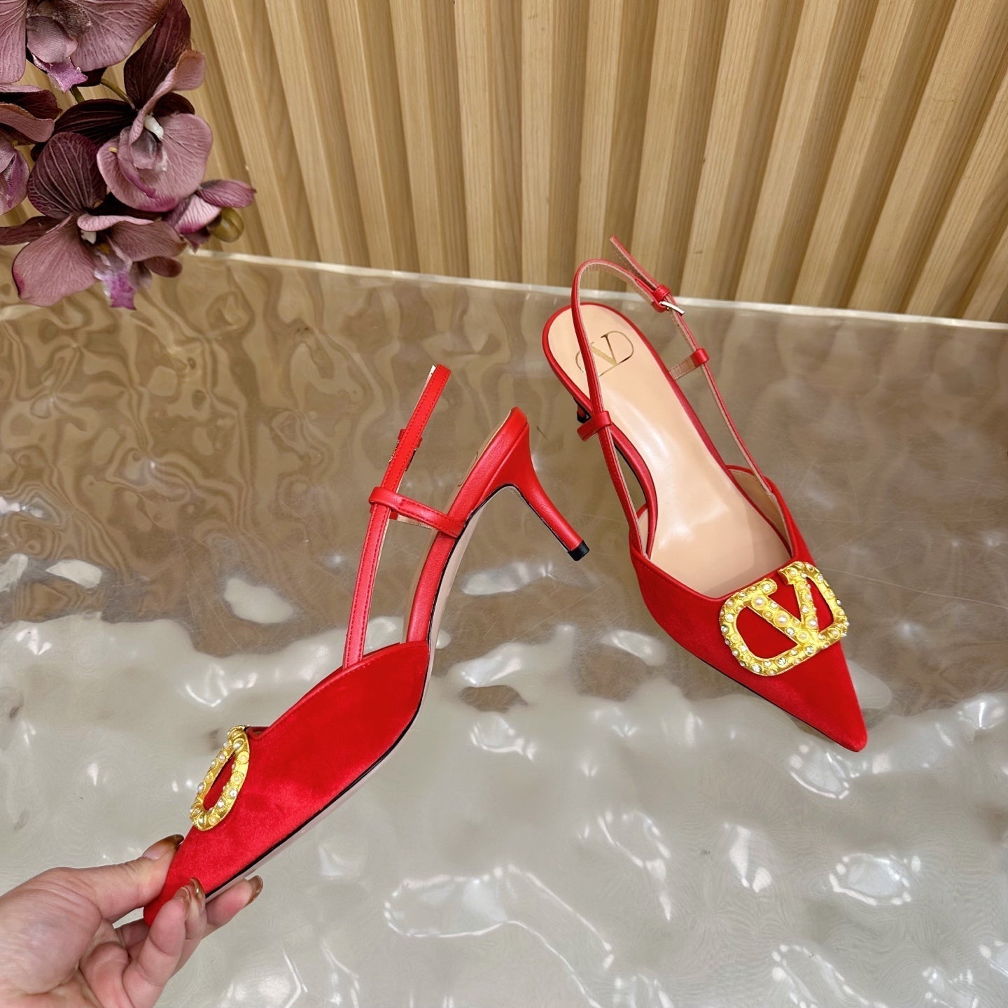 VALENTINO 25S HIGH-HEEL SLINGBACKS IN RED VELVET WITH GOLD HARDWARE - 35 / 4 cm